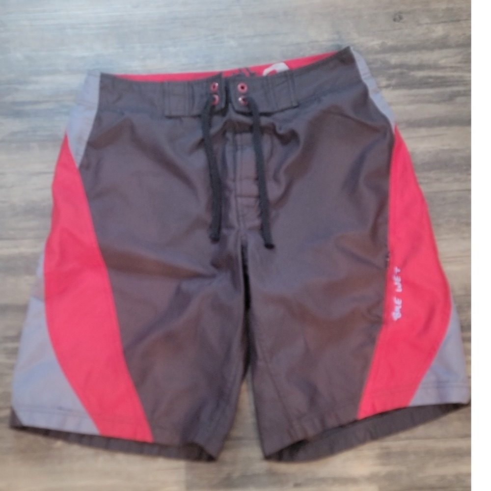BKE Wet Mens Board Shorts Charcoal Red Grey Colorblock Swim Trunks Size 32